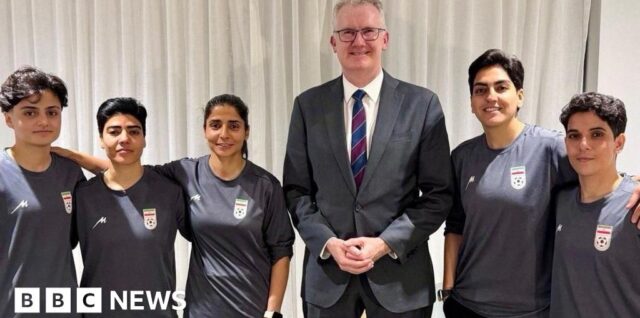 Pemain sepak bola Iran protes lagu kebangsaan, mendapatkan visa Australia