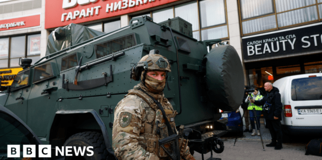 Berita serangan di Kyiv menewaskan enam orang dan mengambil sandera.