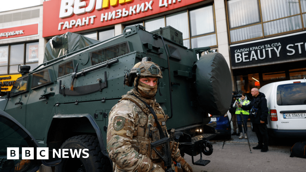 Berita serangan di Kyiv menewaskan enam orang dan mengambil sandera.